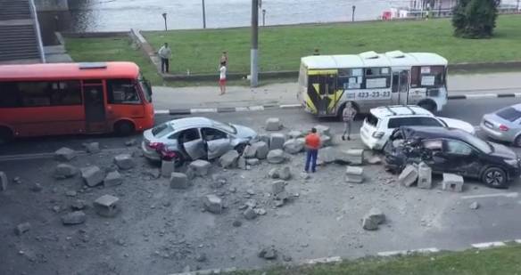 Серьезное ДТП произошло на Канавинском мосту (фото, видео)