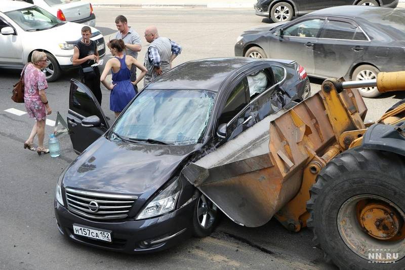 Погрузчик протаранил легковушку в Нижнем Новгороде (ФОТО)