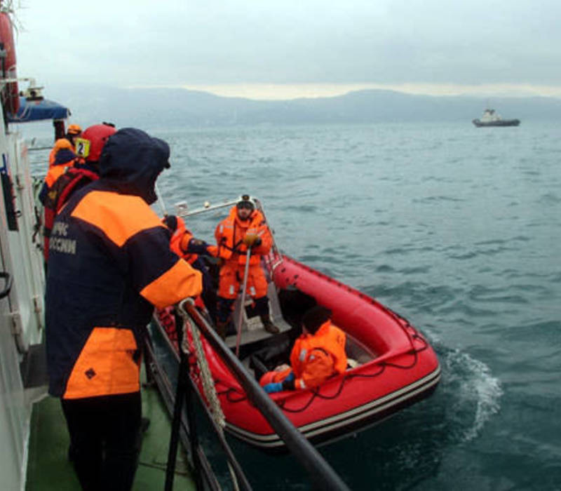 В Черном море продолжаются поиски погибших в авиакатастрофе