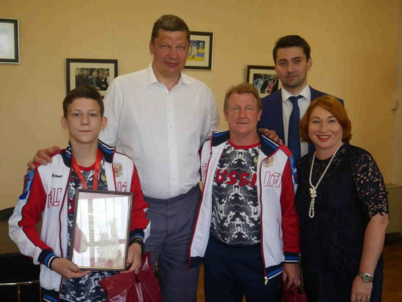 Сергей Панов наградил серебряного призера юношеского первенства Европы по греко-римской борьбе Артема Морозова