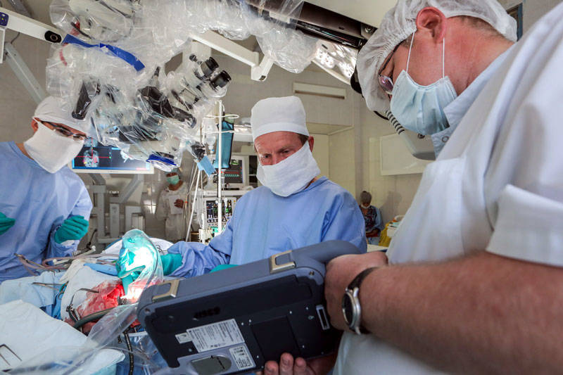 Нижегородские нейрохирурги начали проводить хирургические вмешательства, во время которых пациента будят намеренно для того, чтобы побеседовать с ним