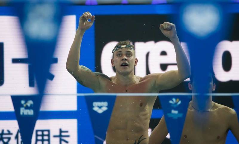 Глеб Никитин поздравил Олега Костина с полным комплектом наград на Чемпионате мира по плаванию на короткой воде