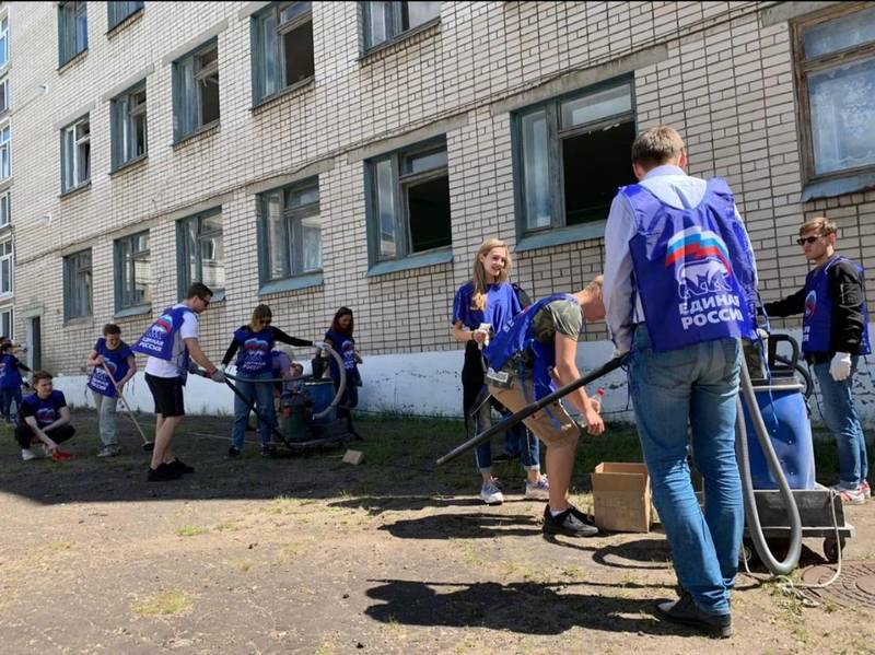 Волонтеры «Единой России» наводят порядок на объектах соцсферы, поврежденных в результате взрыва в Дзержинске