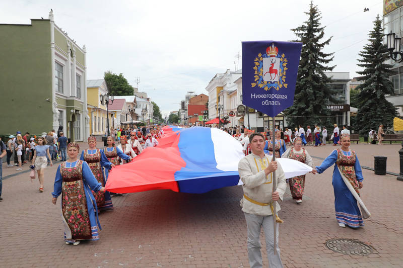 Около тысячи человек пронесли 100-метровый флаг России по Большой Покровской (фоторепортаж)