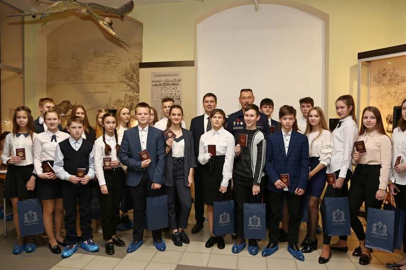 Андрей Гнеушев торжественно вручил паспорта юным нижегородцам