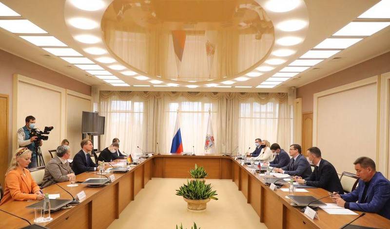Глеб Никитин провел встречу с исполнительным вице-президентом компании «STADA» по России и СНГ ШтефаномЭдером