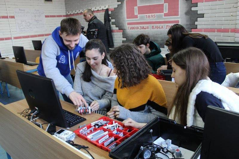 Более 100 сербских школьников приняли участие в работе нижегородского «Мобильного Кванториума» в Боснии и Герцеговине