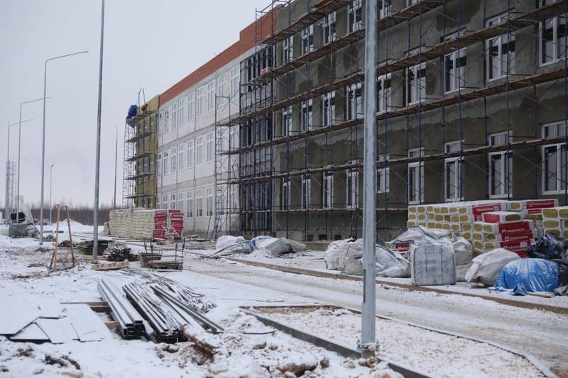 Подрядчик ведет работы по наружной теплоизоляции здания новой школы в поселке Новинки